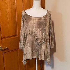 - Women’s pullover embellished shirt Sz XL